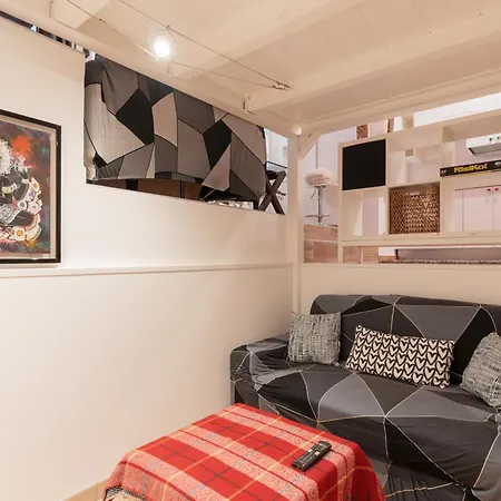 Guesthost - Modern Acquabella