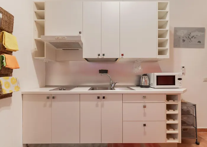 Guesthost - Modern Acquabella